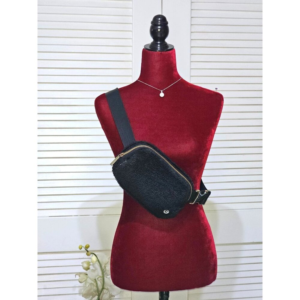Lululemon Women's Black Sherpa Fleece Belt Bag Crossbody Waist Pack   3040 - Picture 6 of 15